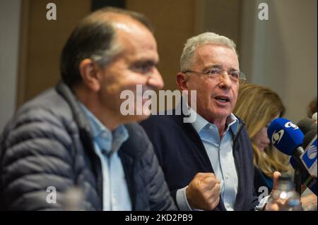 L'ex presidente della Colombia Alvaro Uribe Velez (2002-2010) e leader politico del partito politico 'Centro democratico' (R) interviene durante una conferenza stampa con il candidato presidenziale per il partito Oscar Ivan Zuluaga (L) a Bogotà, in Colombia, il 14 febbraio 2022. (Foto di Sebastian Barros/NurPhoto) Foto Stock