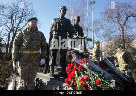 Gli ucraini depongono fiori in un monumento ai soldati che hanno ucciso nella guerra in Afghanistan negli anni 1979-1989, in occasione dell'anniversario del ritiro delle truppe sovietiche dall'Afghanistan, a Kiev, in Ucraina, il 15 febbraio 2022. Ogni anno, il 15 febbraio, l'Ucraina celebra la Giornata dell'onore dei partecipanti alle operazioni di combattimento sul territorio di altri stati. Circa 3 360 soldati ucraini sono stati uccisi nella guerra in Afghanistan. (Foto di Str/NurPhoto) Foto Stock