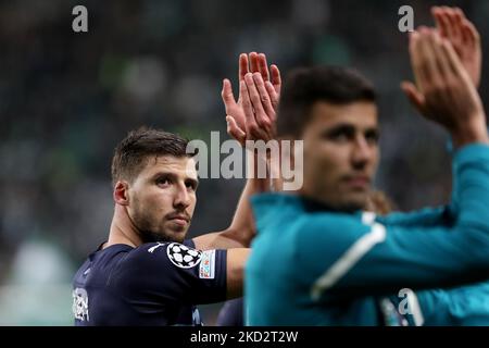 Ruben Dias di Manchester City (L) durante il turno di sedici tappa uno - UEFA Champions League tra Sporting CP e Manchester City allo stadio Alvalade di Lisbona, Portogallo, il 15 febbraio 2022. (Foto di Pedro FiÃºza/NurPhoto) Foto Stock