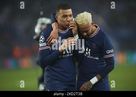 Kylian Mbappe di Parigi Saint Germain celebra la vittoria con il suo compagno di squadra Neymar Jr. Al termine del round della UEFA Champions League di sedici partite di una tappa tra Parigi Saint-Germain e il Real Madrid al Parc des Princes il 15 febbraio 2022 a Parigi, Francia. (Foto di Jose Breton/Pics Action/NurPhoto) Foto Stock