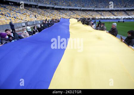 Gli Ucraini Portano Un'enorme Bandiera Nazionale Durante La ...