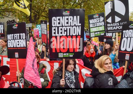 Londra, Regno Unito. 5th novembre 2022. Manifestanti a Victoria Embankment. Migliaia di persone di vari gruppi hanno partecipato all'Assemblea popolare la Gran Bretagna è rotta attraverso Central London chiedendo elezioni generali, la fine della regola della Toria, e l'azione sul costo della vita e la crisi climatica. Credit: Vuk Valcic/Alamy Live News Foto Stock