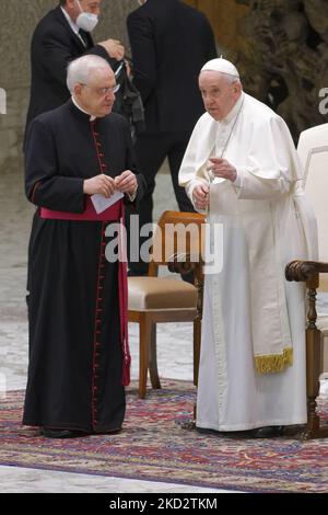 Papa Francesco, centro, affiancato da Monsignor Leonardo Sapienza, ha lasciato, benedice la presenza al termine della sua udienza generale settimanale nella Sala Paolo VI in Vaticano, mercoledì 16 febbraio 2022. (Foto di massimo Valicchia/NurPhoto) Foto Stock