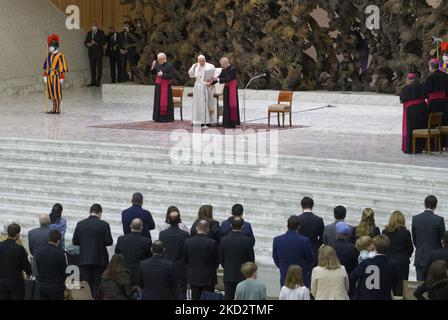 Papa Francesco, centro, affiancato da Monsignor Leonardo Sapienza, ha lasciato, benedice la presenza al termine della sua udienza generale settimanale nella Sala Paolo VI in Vaticano, mercoledì 16 febbraio 2022. (Foto di massimo Valicchia/NurPhoto) Foto Stock