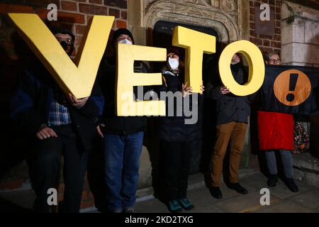 La gente partecipa alla protesta di 'Stop Lex Czarnek' nella piazza principale di Cracovia, Polonia, il 15 febbraio 2022. La cosiddetta 'Lex Czarnek' proposta dal Ministro dell'Istruzione, Przemyslaw Czarnek, rafforza il ruolo dei superintendenti scolastici e modifica le regole di funzionamento delle organizzazioni non governative nelle scuole. Nonostante l’obiezione del Senato, il progetto è stato adottato dal Sejm. L'emendamento va ora al presidente Andrzej Duda per la firma, anche se ha il diritto di veto sul disegno di legge. (Foto di Beata Zawrzel/NurPhoto) Foto Stock