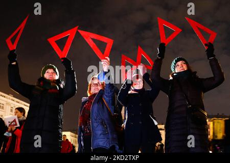 La gente partecipa alla protesta di 'Stop Lex Czarnek' nella piazza principale di Cracovia, Polonia, il 15 febbraio 2022. La cosiddetta 'Lex Czarnek' proposta dal Ministro dell'Istruzione, Przemyslaw Czarnek, rafforza il ruolo dei superintendenti scolastici e modifica le regole di funzionamento delle organizzazioni non governative nelle scuole. Nonostante l’obiezione del Senato, il progetto è stato adottato dal Sejm. L'emendamento va ora al presidente Andrzej Duda per la firma, anche se ha il diritto di veto sul disegno di legge. (Foto di Beata Zawrzel/NurPhoto) Foto Stock