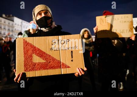 La gente partecipa alla protesta di 'Stop Lex Czarnek' nella piazza principale di Cracovia, Polonia, il 15 febbraio 2022. La cosiddetta 'Lex Czarnek' proposta dal Ministro dell'Istruzione, Przemyslaw Czarnek, rafforza il ruolo dei superintendenti scolastici e modifica le regole di funzionamento delle organizzazioni non governative nelle scuole. Nonostante l’obiezione del Senato, il progetto è stato adottato dal Sejm. L'emendamento va ora al presidente Andrzej Duda per la firma, anche se ha il diritto di veto sul disegno di legge. (Foto di Beata Zawrzel/NurPhoto) Foto Stock