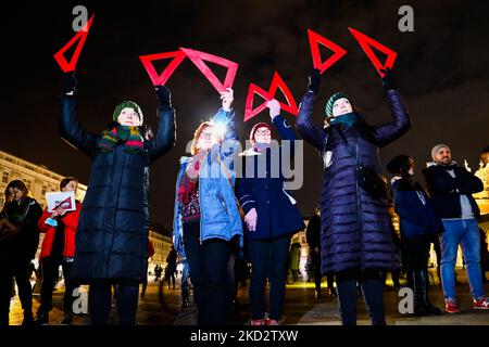 La gente partecipa alla protesta di 'Stop Lex Czarnek' nella piazza principale di Cracovia, Polonia, il 15 febbraio 2022. La cosiddetta 'Lex Czarnek' proposta dal Ministro dell'Istruzione, Przemyslaw Czarnek, rafforza il ruolo dei superintendenti scolastici e modifica le regole di funzionamento delle organizzazioni non governative nelle scuole. Nonostante l’obiezione del Senato, il progetto è stato adottato dal Sejm. L'emendamento va ora al presidente Andrzej Duda per la firma, anche se ha il diritto di veto sul disegno di legge. (Foto di Beata Zawrzel/NurPhoto) Foto Stock