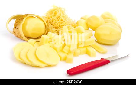 Patata sbucciata in tagli diversi isolato su sfondo bianco - Patate da taglio Foto Stock
