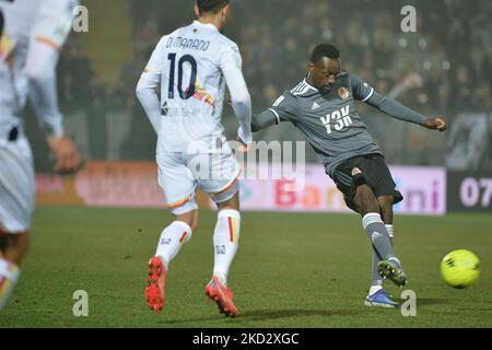 Abou Ba di US Alessandria Calcio durante la Serie B Football Match tra US Alessandria Calcio e Parma Calcio, allo Stadio Moccagatta, il 16 febbraio 2022 ad Alessandria (Foto di Alberto Gandolfo/NurPhoto) Foto Stock