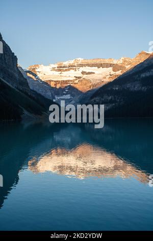 Un colpo verticale di un bel lago vicino alle montagne Foto Stock