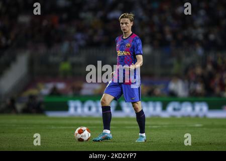 21 Frenkie de Jong del FC Barcelona controllano la palla durante la prima partita della lega Europa tra il FC Barcelona e la SSC Napoli allo stadio Camp Nou il 17 febbraio 2022 a Barcellona. (Foto di Xavier Bonilla/NurPhoto) Foto Stock