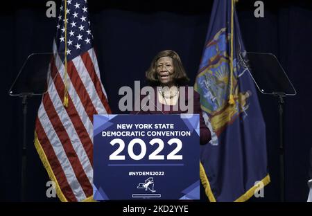 Hazel Dukes parla durante la Convention Democratica dello Stato di New York del 2022 allo Sheraton New York Times Square Hotel il 17 febbraio 2022 a New York City. L'ex Segretario di Stato Hillary Clinton introdusse Kathy Hochul come candidato per il Governatore dello Stato di New York. Hochul insieme al governatore della Lt Brian Benjamin e ad altri candidati per gli uffici governativi saranno in votazione quest'anno, l'anno delle elezioni di medio termine. (Foto di John Lamparski/NurPhoto) Foto Stock