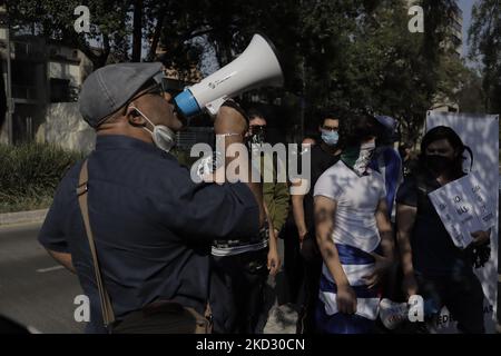 I membri della comunità cubana in Messico portano maschere con le bandiere cubane e messicane mentre si manifestano fuori dall'ambasciata cubana a Città del Messico in favore della campagna dei social media condotta nel luglio 2021 da Miami. La manifestazione era stata convocata dopo che l'attivista Anamely Ramos aveva denunciato che, su ordine dell'attuale governo cubano, la compagnia aerea americana American Airlines avrebbe impedito a lei di salire a bordo di un aereo di ritorno all'Avana, a Città del Messico, il 17 febbraio 2022. (Foto di Gerardo Vieyra/NurPhoto) Foto Stock