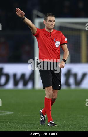 L'arbitro Sandro Scharer gesta durante la partita di calcio Europa League Atalanta BC vs Olympiakos il 17 febbraio 2022 allo stadio Gewiss di Bergamo (Photo by Francesco Scaccianoce/LiveMedia/NurPhoto) Foto Stock
