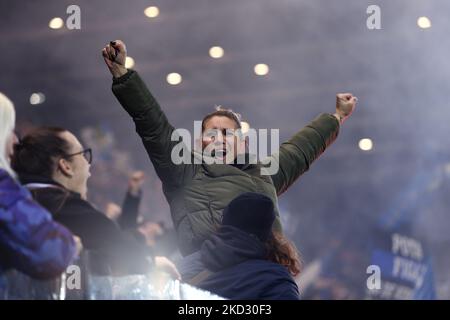 Atalanta BC fan festeggia durante la partita di calcio Europa League Atalanta BC vs Olympiakos il 17 febbraio 2022 allo Stadio Gewiss di Bergamo (Foto di Francesco Scaccianoce/LiveMedia/NurPhoto) Foto Stock
