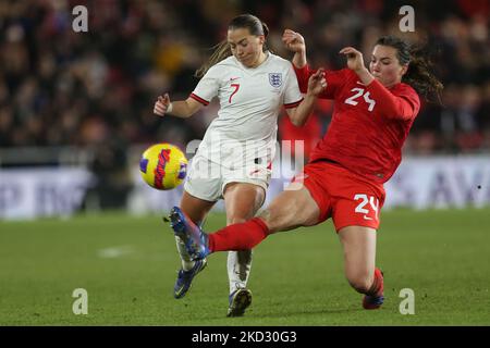 Vanessa Gilles del Canada in azione con il Fran Kirby dell'Inghilterra durante la partita della Arnold Clark Cup tra le Donne d'Inghilterra e il Canada al Riverside Stadium, Middlesbrough giovedì 17th febbraio 2022.(Foto di Mark Fletcher/MI News/NurPhoto) Foto Stock