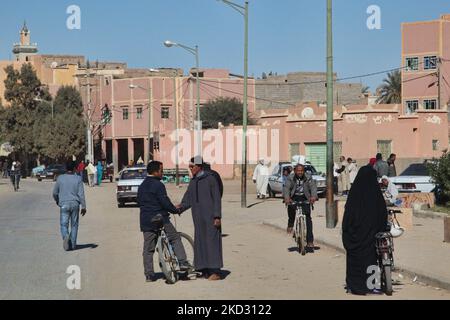 Donna che indossa un tradizionale mantello nero 'haik' in un remoto villaggio deserto nel profondo delle montagne dell'Alto Atlante in Marocco, Africa. (Foto di Creative Touch Imaging Ltd./NurPhoto) Foto Stock