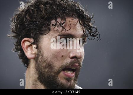 Il centrocampista della Juventus Manuel Locatelli (27) guarda durante la partita di calcio di Serie A, Juventus contro Torino FC - Serie A, il 18 febbraio 2022 allo Stadio Allianz di Torino. (Foto di Matteo Bottanelli/NurPhoto) Foto Stock