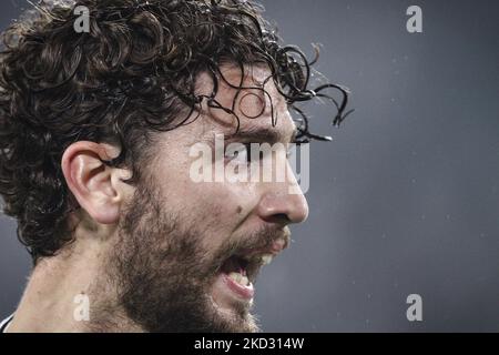 Il centrocampista della Juventus Manuel Locatelli (27) guarda durante la partita di calcio di Serie A, Juventus contro Torino FC - Serie A, il 18 febbraio 2022 allo Stadio Allianz di Torino. (Foto di Matteo Bottanelli/NurPhoto) Foto Stock