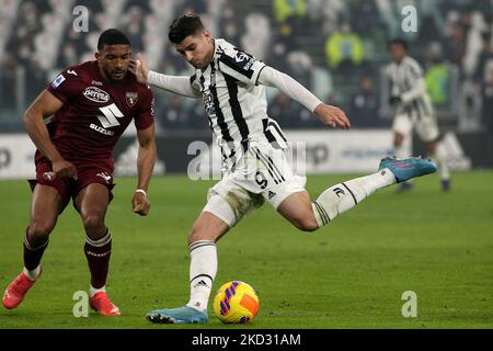 Alvaro Morata (Juventus FC) vs Gleison Bremer (Torino FC) durante la serie italiana di calcio Una partita Juventus FC vs Torino FC il 18 febbraio 2022 allo Stadio Allianz di Torino (Photo by Claudio Benedetto/LiveMedia/NurPhoto) Foto Stock