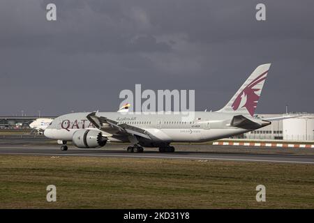 Qatar Airways Boeing 787-8 Dreamliner velivolo visto all'arrivo finale che vola, atterra e tassa nella capitale belga, l'aeroporto Zaventem BRU di Bruxelles di fronte alla torre di controllo e al terminal. Il Boeing B787 è un velivolo passeggeri moderno e avanzato, con carrozzeria larga e basso consumo di carburante, dotato di registrazione A7-BCP ed è alimentato da motori a getto 2x GE. L'aereo arriva alla città europea da Doha. Il QR è un vettore del golfo che effettua voli commerciali per passeggeri e merci, il vettore di bandiera statale del Qatar, membro del gruppo di alleanza delle compagnie aeree oneworld. L'industria aeronautica e passe Foto Stock