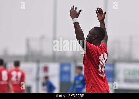 Mohamed Ali Zoma di AlbinoLeffe U19 festeggia dopo aver segnato il terzo gol della sua squadra durante la partita di calcio italiana Primavera 3 tra UC AlbinoLeffe U19 vs Feralpisalo’ U19 allo Stadio Giacinto Facchetti di Cologno al Serio (BG) il 19 febbraio 2022. (Foto di Michele Maraviglia/NurPhoto) Foto Stock
