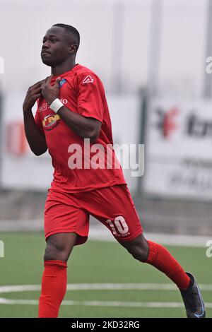Mohamed Ali Zoma di AlbinoLeffe U19 festeggia dopo aver segnato il terzo gol della sua squadra durante la partita di calcio italiana Primavera 3 tra UC AlbinoLeffe U19 vs Feralpisalo’ U19 allo Stadio Giacinto Facchetti di Cologno al Serio (BG) il 19 febbraio 2022. (Foto di Michele Maraviglia/NurPhoto) Foto Stock