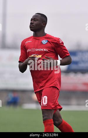 Mohamed Ali Zoma di AlbinoLeffe U19 festeggia dopo aver segnato il terzo gol della sua squadra durante la partita di calcio italiana Primavera 3 tra UC AlbinoLeffe U19 vs Feralpisalo’ U19 allo Stadio Giacinto Facchetti di Cologno al Serio (BG) il 19 febbraio 2022. (Foto di Michele Maraviglia/NurPhoto) Foto Stock