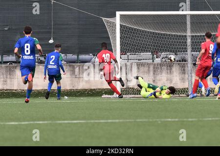 Mohamed Ali Zoma di AlbinoLeffe U19 segna il secondo gol della sua squadra durante la partita di calcio italiana Primavera 3 tra UC AlbinoLeffe U19 vs Feralpisalo’ U19 allo Stadio Giacinto Facchetti di Cologno al Serio (BG), Italia, il 19 febbraio 2022. (Foto di Michele Maraviglia/NurPhoto) Foto Stock