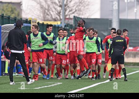 Mohamed Ali Zoma di AlbinoLeffe U19 festeggia dopo aver segnato il primo gol della sua squadra durante la partita di calcio italiana Primavera 3 tra UC AlbinoLeffe U19 vs Feralpisalo’ U19 allo Stadio Giacinto Facchetti di Cologno al Serio (BG) il 19 febbraio 2022. (Foto di Michele Maraviglia/NurPhoto) Foto Stock