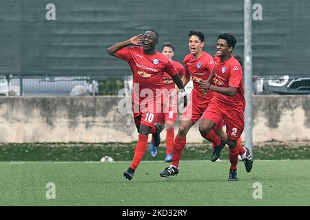 Mohamed Ali Zoma di AlbinoLeffe U19 festeggia dopo aver segnato il secondo gol della sua squadra durante la partita di calcio italiana Primavera 3 tra UC AlbinoLeffe U19 vs Feralpisalo’ U19 allo Stadio Giacinto Facchetti di Cologno al Serio (BG) il 19 febbraio 2022. (Foto di Michele Maraviglia/NurPhoto) Foto Stock