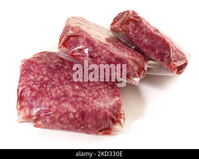 Polpette di carne bovina in sacchetti sottovuoto isolati su fondo bianco Foto Stock