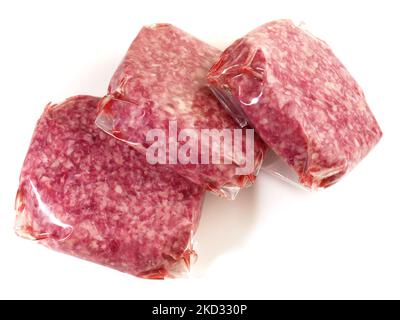 Polpette di carne bovina in sacchetti sottovuoto isolati su fondo bianco Foto Stock