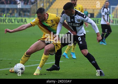 Juan Francisco Brunetta di PARMA CALCIO compete per la palla con Simone Mazzocchi di TERNANA CALCIO durante l'incontro di Serie B tra Parma Calcio e Ternana Calcio a Ennio Tardini il 19 febbraio 2022 a Parma. (Foto di Luca Amedeo Bizzarri/LiveMedia/NurPhoto) Foto Stock