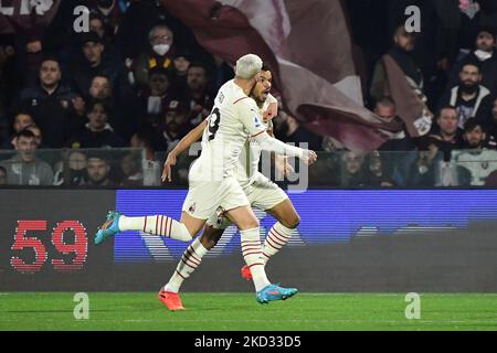 La giovane messia milanese festeggia con il difensore milanese Theo Hernandez dopo aver segnato il 0-1° gol durante la Serie calcistica italiana Una partita US Salernitana vs AC Milan il 19 febbraio 2022 allo stadio Arechi di Salerno (Foto di Carmelo Imbesi/LiveMedia/NurPhoto) Foto Stock