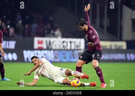 Il forward Junior Messias di Milano e il difensore di Salernitana Luca Ranieri in azione durante la Serie Italiana di calcio Una partita US Salernitana vs AC Milan il 19 febbraio 2022 allo stadio Arechi di Salerno (Photo by Carmelo Imbesi/LiveMedia/NurPhoto) Foto Stock