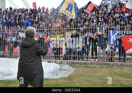 Presidente di Pisa, Giuseppe Corrado saluta i sostenitori di Pisa alla fine della partita durante la partita di calcio italiana Serie B AC Monza vs AC Pisa il 19 febbraio 2022 allo Stadio Brianteo di Monza (MB) (Foto di Gabriele Masotti/LiveMedia/NurPhoto) Foto Stock