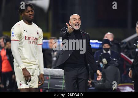 Stefano Pioli, allenatore di testa milanese, reagisce durante la serie di calcio italiana A match US Salernitana vs AC Milan il 19 febbraio 2022 allo stadio Arechi di Salerno (Photo by Carmelo Imbesi/LiveMedia/NurPhoto) Foto Stock