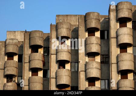 Una donna è in piedi in un balcone del suo appartamento in un quartiere residenziale a Ghaziabad, alla periferia di Nuova Delhi, India il 20 febbraio 2022. (Foto di Mayank Makhija/NurPhoto) Foto Stock