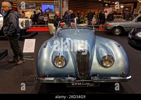 LIONE, FRANCIA, 4 novembre 2022 : Roadster Old Jaguar XK120 all'annuale Motor Show Epoq'Auto, che si tiene ad Eurexpo con oltre 70000 visitatori. Foto Stock