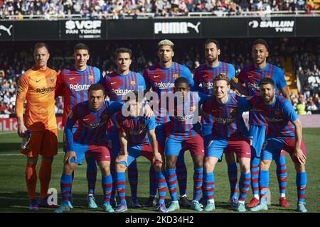 Linea di Barcellona (L-R) Marc-Andre ter Stegen, Ferran Torres, Eric Garcia, Ronald Araujo, Sergio Busquets, Pierre-Emerick Aubameyang, Sergiño Dest, Gavi, Ousmane Dembele, Frenkie de Jong, Jordi Alba durante la partita di LaLiga Santander tra Valencia CF e FC Barcelona all'Estadio Mestalla il 20 febbraio 2022 a Valencia, Spagna. (Foto di Jose Breton/Pics Action/NurPhoto) Foto Stock