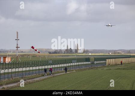 Lufthansa Airbus A319 come visto volare e atterrare a Bruxelles Zaventem International Airport BRU nella capitale belga. L'Airbus A319-100 a corpo stretto ha la registrazione D-AILY e il nome Schweinfurt mentre è alimentato da 2x motori a reazione CFMI. La compagnia di bandiera tedesca Lufthansa LH è la seconda compagnia aerea europea e membro del gruppo Star Alliance Aviation Group. Il settore dell'aviazione e il traffico di passeggeri stanno gradualmente affondando un periodo difficile con la pandemia del coronavirus del Covid-19 che ha un impatto negativo sull'industria dei viaggi, temendo il deterioramento della situazione a causa della "n" Foto Stock