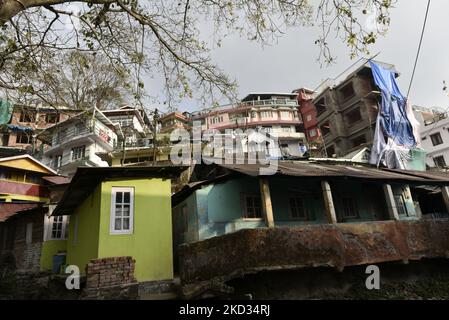 Case residenziali è visto in una città di Kurseong, Darjeeling distretto, Bengala Occidentale, India, 20 febbraio, 2022. (Foto di Indranil Aditya/NurPhoto) Foto Stock