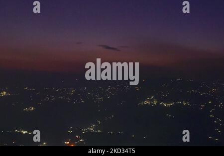 Una vista aerea della città di Kurseong è vista durante la tarda sera, Darjeeling distretto, Bengala Occidentale, India, 20 febbraio, 2022. (Foto di Indranil Aditya/NurPhoto) Foto Stock