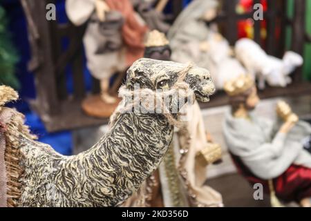 Primo piano della statuina del cammello della testa con figure sfocate della scena natività sullo sfondo Foto Stock