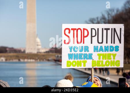 Durante un raduno di solidarietà per l'Ucraina. Centinaia di persone hanno partecipato all’evento a sostegno dell’indipendenza, della sovranità e dell’integrità territoriale dell’Ucraina, mentre il presidente russo Vladimir Putin minaccia l’invasione con decine di migliaia di truppe mobilitate al confine tra i due paesi. L'evento è stato sponsorizzato da Razom, un'organizzazione di advocacy Ucraina, e ha incluso una veglia per il Celeste cento / Nebesna Sotnia (quelli uccisi durante la Rivoluzione della dignità del 2014), così come una marcia alla Casa Bianca. (Foto di Allison Bailey/NurPhoto) Foto Stock