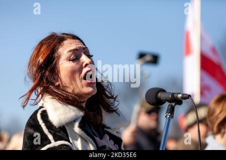 La cantante lirica ucraino-americana, Oleksandra Hrabova, canta gli inni nazionali americani e ucraini durante un raduno di solidarietà per l'Ucraina. Centinaia di persone hanno partecipato all’evento a sostegno dell’indipendenza, della sovranità e dell’integrità territoriale dell’Ucraina, mentre il presidente russo Vladimir Putin minaccia l’invasione con decine di migliaia di truppe mobilitate al confine tra i due paesi. L'evento è stato sponsorizzato da Razom, un'organizzazione di advocacy Ucraina, e ha incluso una veglia per il Celeste cento / Nebesna Sotnia (quelli uccisi durante la Rivoluzione della dignità del 2014), così come un mar Foto Stock