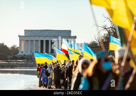 I manifestanti marciano dal Lincoln Memorial alla Casa Bianca durante un evento di solidarietà per l'Ucraina. Centinaia di persone hanno partecipato all’evento a sostegno dell’indipendenza, della sovranità e dell’integrità territoriale dell’Ucraina, mentre il presidente russo Vladimir Putin minaccia l’invasione con decine di migliaia di truppe mobilitate al confine tra i due paesi. L'evento è stato sponsorizzato da Razom, un'organizzazione di advocacy Ucraina, e ha incluso una veglia per il Celeste cento / Nebesna Sotnia (quelli uccisi durante la Rivoluzione della dignità del 2014). (Foto di Allison Bailey/NurPhoto) Foto Stock