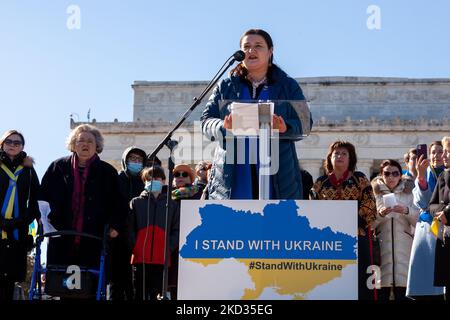 L'ambasciatore ucraino negli Stati Uniti Oksana Markarova parla durante un raduno di solidarietà per l'Ucraina. Centinaia di persone hanno partecipato all’evento a sostegno dell’indipendenza, della sovranità e dell’integrità territoriale dell’Ucraina, mentre il presidente russo Vladimir Putin minaccia l’invasione con decine di migliaia di truppe mobilitate al confine tra i due paesi. L'evento è stato sponsorizzato da Razom, un'organizzazione di advocacy Ucraina, e ha incluso una veglia per il Celeste cento / Nebesna Sotnia (quelli uccisi durante la Rivoluzione della dignità del 2014), così come una marcia alla Casa Bianca. (Foto di Alli Foto Stock